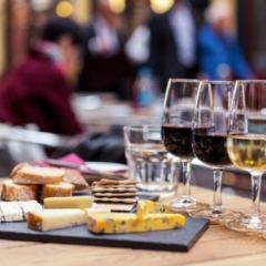 Kulinarisches Casino mit Käse und Rotwein